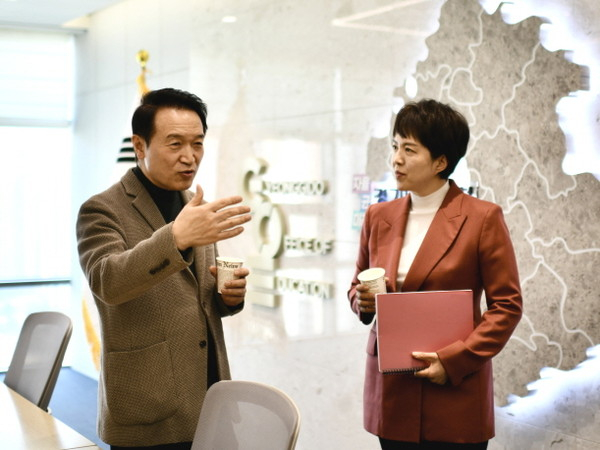 경기도교육청을 찾은 김은혜 후보(오른쪽)가 임태희 교육감과 이야기를 나누고 있다. / 사진제공=김은혜 예비후보 선거사무소