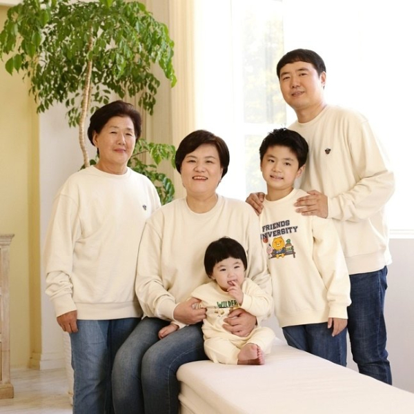 희귀난치병을 앓던 이하진씨(왼쪽 두 번째)가 뇌사장기기증으로 5명의 사람들에게 새로운 삶을 선물했다. /사진= 한국장기조직기증원 제공