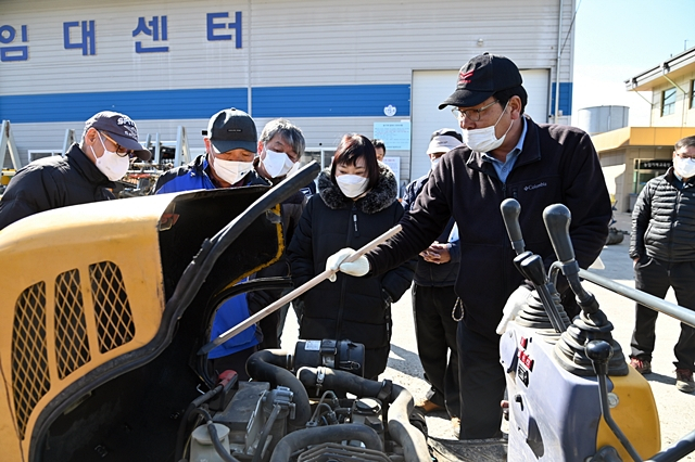 청송군 관계자가 관내 농업인을 대상으로 '농기계 이론·실습교육'을 하고 있다./사진제공=경북 청송군