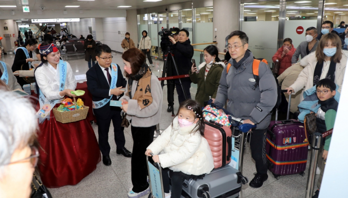 춘절 기간 제주도를 찾은 중국인 관광객의 씀씀이가 지난해 보다 9배 가까이 더 늘어난 것으로 나타났다. 춘절과 설 연휴가 겹친 지난 8일 오후 제주국제공항 국제선 도착장에서 중국 관광객 환영행사가 열리고 있다. /사진=뉴스1 고동명 기자