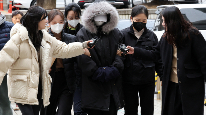 지난 3일 음주운전으로 오토바이 배달원을 사망하게 한 유명 DJ가 불과 십여분 전 또다른 사고를 낸 후 도주를 하던 것으로 알려졌다. 사진은 지난 5일 서울 서초구 중앙지법에서 열린 구속 전 피의자 심문에 출석하는 피의자 안모씨. /사진=뉴스1