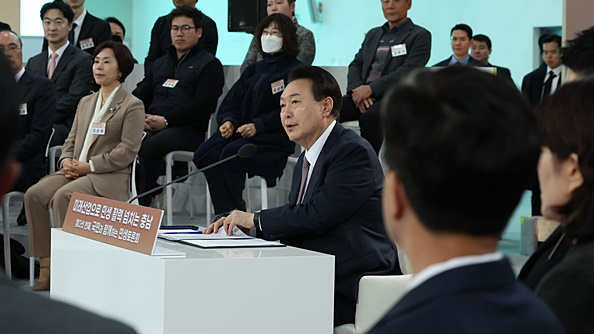 윤석열 대통령이 서산 공군 제20전투비행단에서 민생토론회를 주재했다. 이어 윤대통령은 충남 경제자유구역을 반드시 복원하겠다고 밝혔다. 사진은 윤대통령이 26일 충남에서 국민과 함께하는 민생토론회에서 발언하는 모습. /사진=뉴시스
