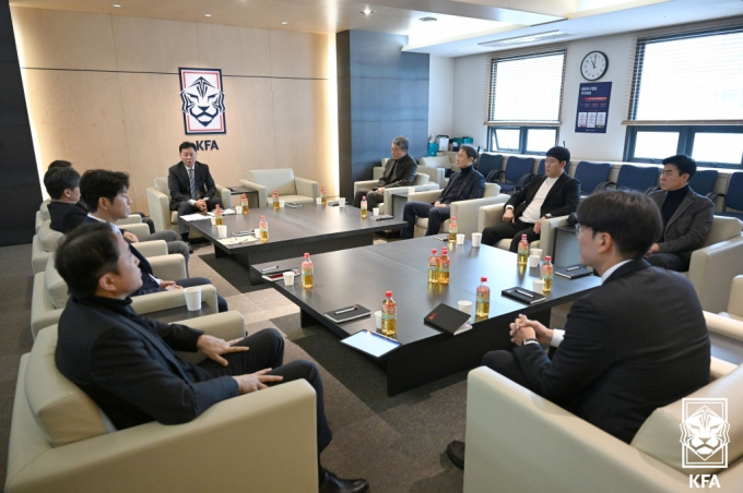 제3차 국가대표전력강화위원회 회의가 27일 오후 2시 서울 종로구 축구회관에서 열린다. 사지는 지난 21일 1차 전력강화위원회 회의 모습. /사진= 대한축구협회