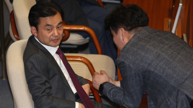 더불어민주당 전략공천관리위원회가 경기 성남분당갑, 서울 마포갑, 영등포갑에 대한 전략공천 결과를 발표했다. 사진은 안규백 더불어민주당 전략공천관리위원장이 지난 23일 오후 서울 여의도 국회에서 열린 제5차 본회의에 참석해 대화하는 모습. /사진=뉴스1
