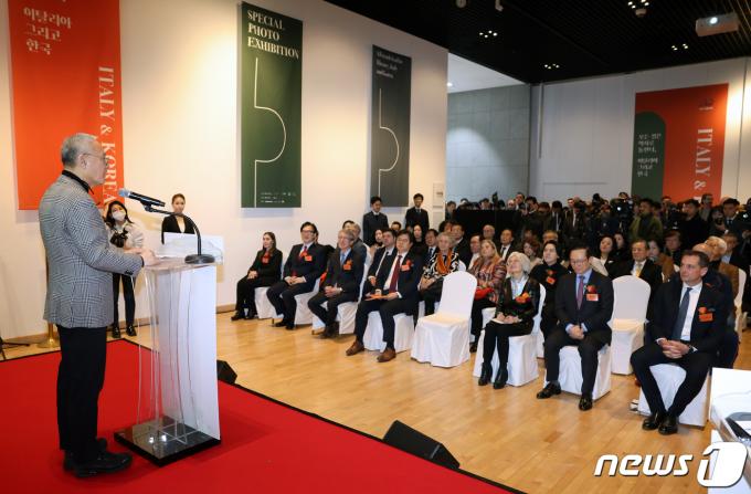 [사진] 유인촌 장관, 한-이탈리아 수교 140주년 기념 사진전 환영사