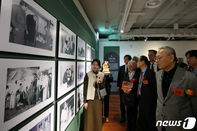 [사진] 유인촌 장관, 한-이탈리아 수교 140주년 기념 사진전 관람
