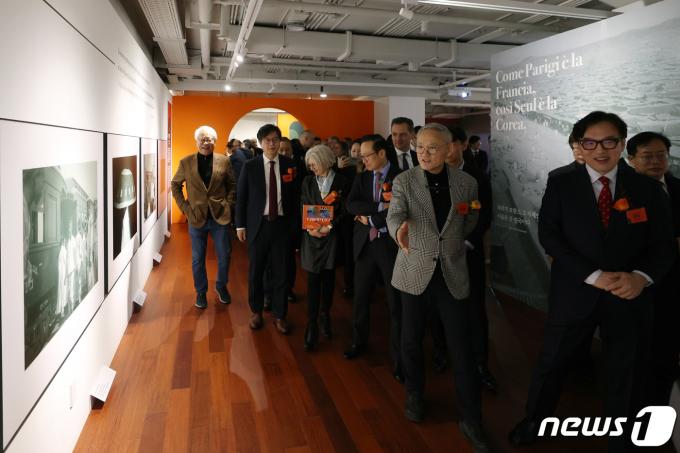 [사진] 유인촌 장관, 한-이탈리아 수교 140주년 기념 사진전 관람