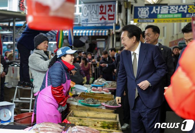 윤석열 대통령이 22일 오후 경남 마산어시장을 찾아 상인과 인사를 나누고 있다. (대통령실 제공) 2024.2.22/뉴스1 ⓒ News1 안은나 기자