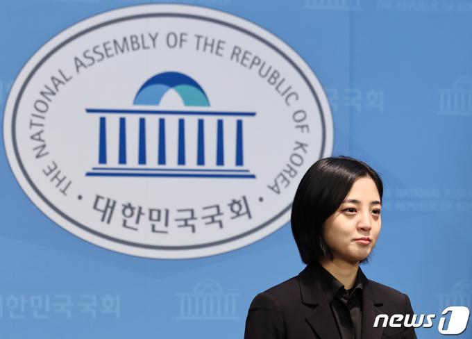 제3지대 신당 '새로운선택'에 합류한 류호정 전 의원이 24일 오후 서울 여의도 국회 소통관에서 산업재해 관련정책 발표 기자회견을 하고 있다. 2024.1.24/뉴스1 ⓒ News1 구윤성 기자