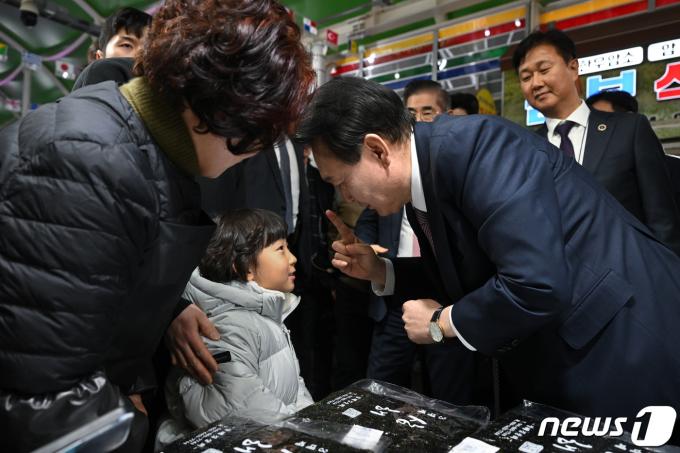 [사진] 어린이와 대화하는 윤 대통령