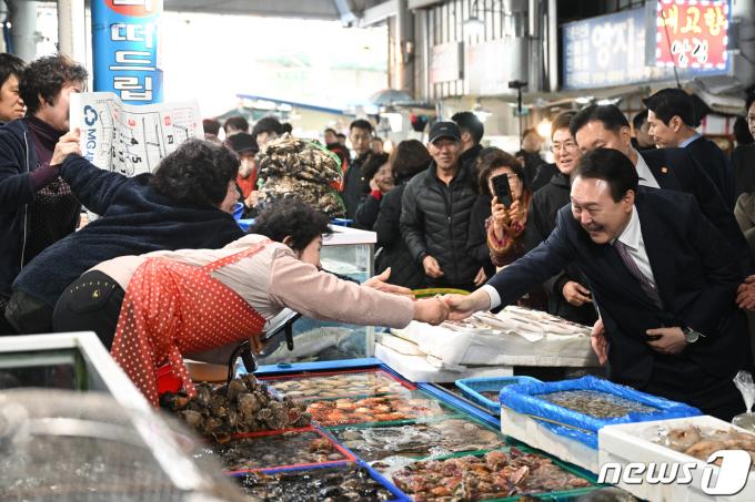 [사진] 전통시장 상인 격려하는 윤석열 대통령
