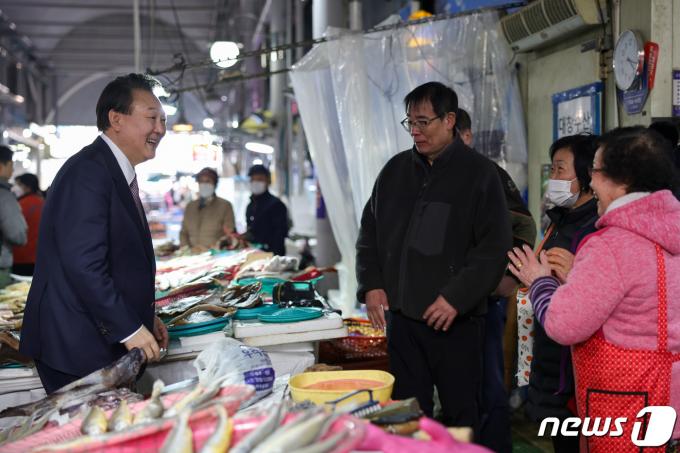 [사진] 상인들과 인사하는 윤 대통령