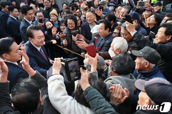 [사진] 윤 대통령, 충남 서산 전통시장서 민생행보