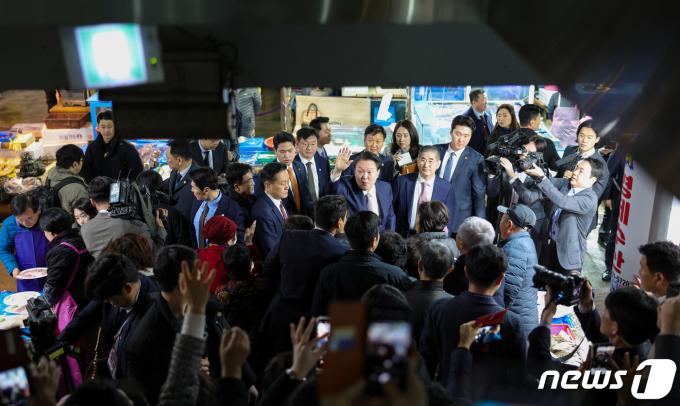 [사진] 윤 대통령, 충남 서산동부전통시장 방문