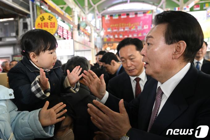 [사진] 아이와 인사 나누는 윤 대통령