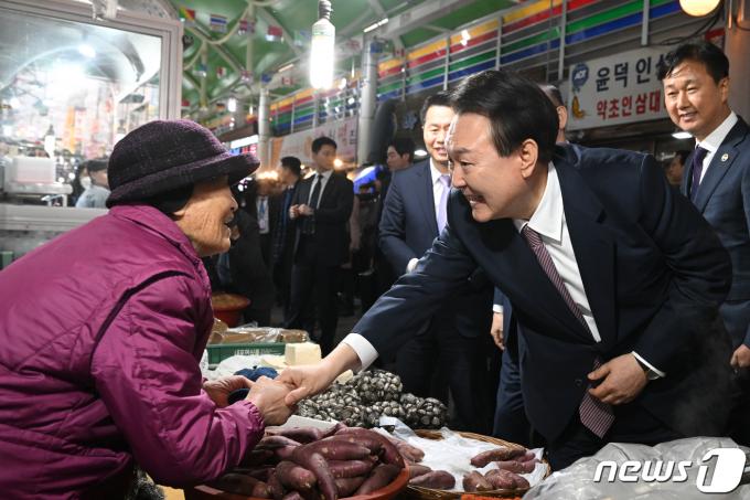 [사진] 시장 상인 격려하는 윤석열 대통령