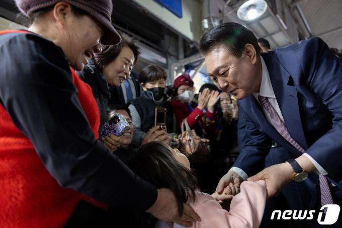 [사진] 아이와 악수하는 윤석열 대통령