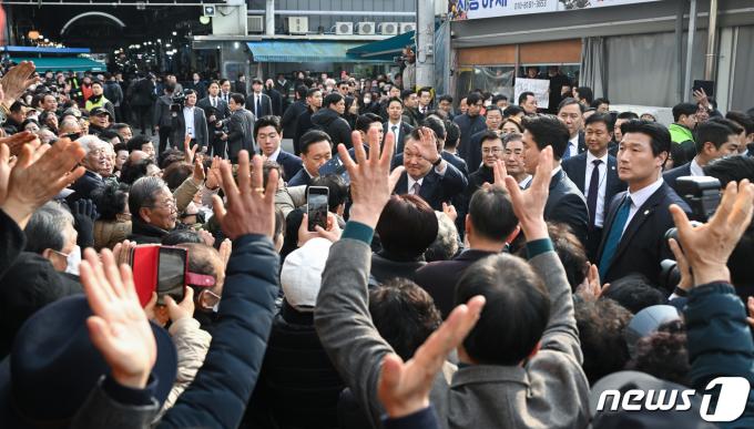[사진] 서산 시민들과 인사 나누는 윤 대통령