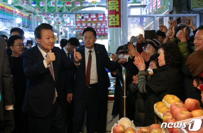 [사진] '엄지 척' 인사하는 윤 대통령