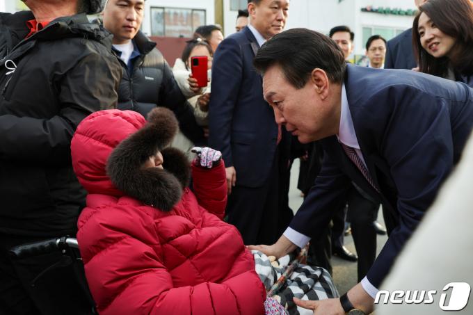 [사진] 휠체어 탄 시민과 대화하는 윤 대통령
