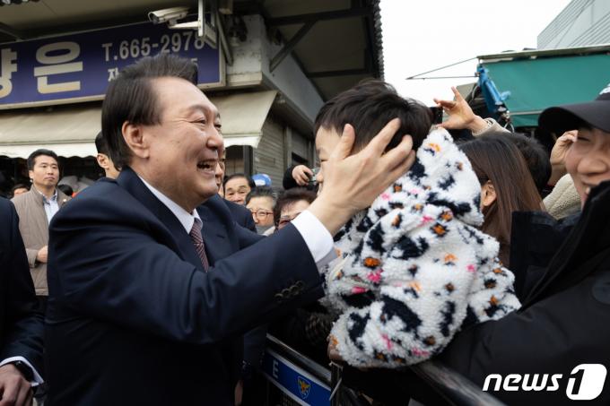 [사진] 아이와 인사하는 윤석열 대통령