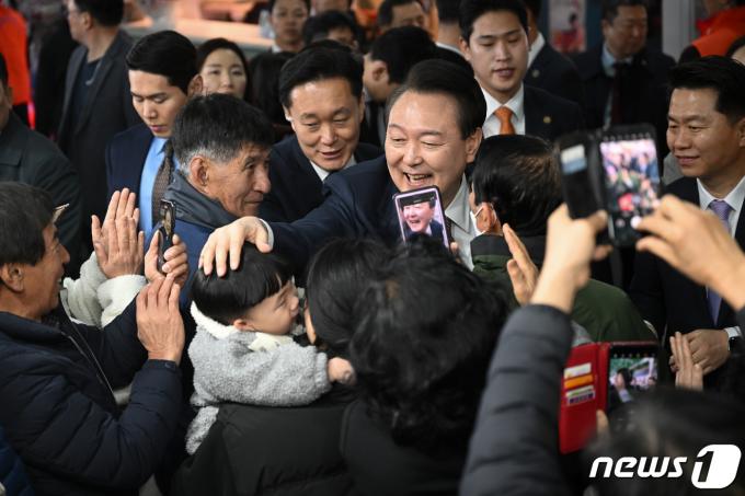 [사진] 충남 서산동부전통시장 찾은 윤 대통령