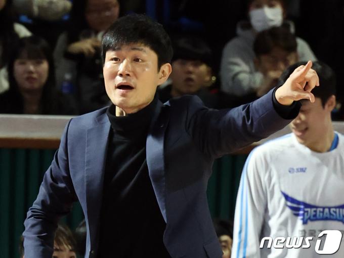 22일 서울 송파구 잠실학생체육관에서 열린 2023-2024 정관장 프로농구 서울 SK나이츠와 대구 한국가스공사의 경기에서 강혁 가스공사 감독대행이 작전지시를 하고 있다. 2024.1.22/뉴스1 ⓒ News1 황기선 기자