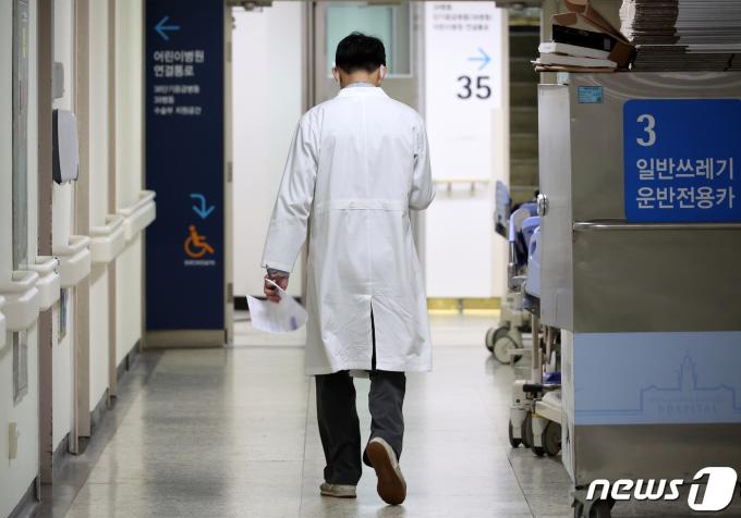 정부는 전공의들의 집단사직으로 '의료대란'이 가시화하면서 공공 의료기관과 군 병원을 총동원하고 필요시 비대면 진료도 전면 허용한다고 밝혔다. 2024.2.20/뉴스1 ⓒ News1 김진환 기자