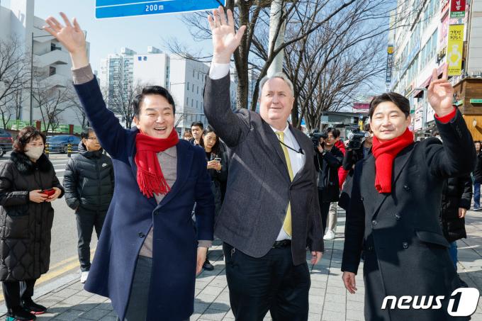 원희룡 국민의힘 인천 계양을 예비후보(왼쪽부터)와 인요한 전 혁신위원장, 이천수 후원회장이 26일 인천 계양우체국 인근에서 시민들을 향해 인사하고 있다. 2024.2.26/뉴스1 ⓒ News1 안은나 기자