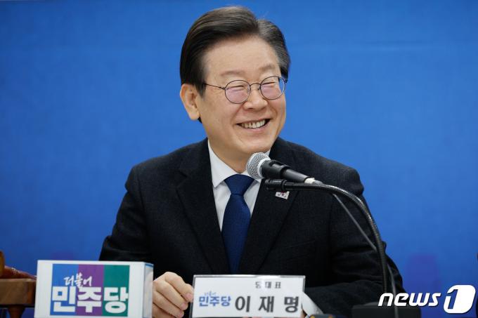 이재명 더불어민주당 대표가 26일 인천 남동구 민주당 인천시당에서 열린 현장 최고위원회의에 참석해 미소짓고 있다. 2024.2.26/뉴스1 ⓒ News1 안은나 기자
