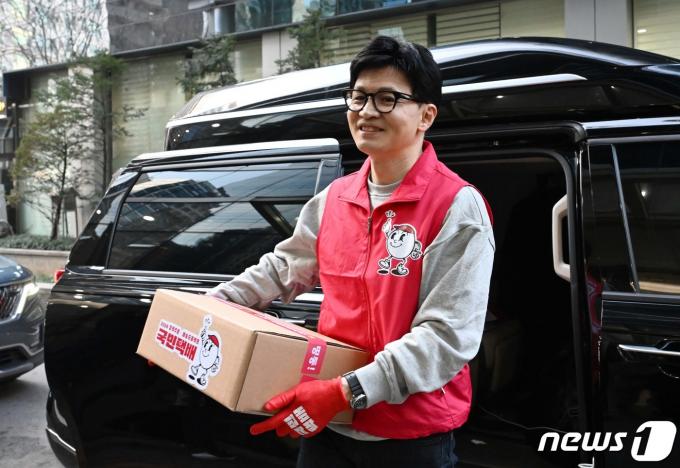 한동훈 국민의힘 비상대책위원장이 18일 오후 저출생 관련 공약인 '일·가족 모두행복'이 담긴 국민택배를 들고 서울 강남구 휴레이포지티브로 들어가고 있다.  2024.1.18/뉴스1 ⓒ News1 국회사진취재단