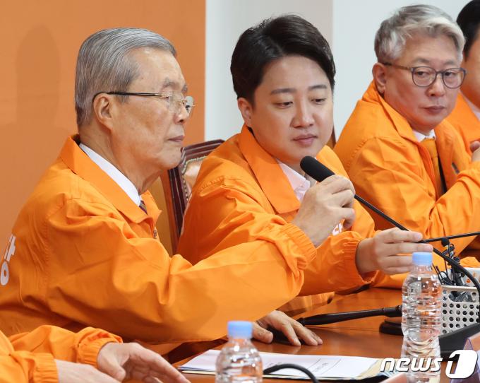이준석 개혁신당 대표가 26일 서울 여의도 국회에서 열린 최고위원회의에서 김종인 공천관리위원장에게 마이크를 전달 하고 있다. 2024.2.26/뉴스1 ⓒ News1 송원영 기자
