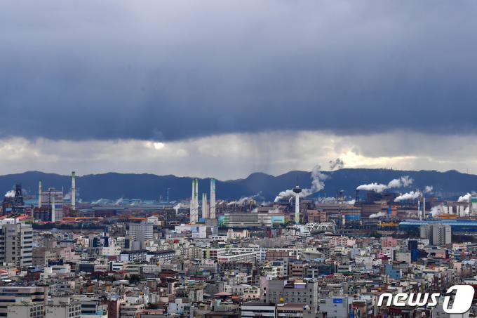 26일 오전 경북 포항시 전역을 뒤덮고 있던 비구름과 먹구름이 물러가고 있다. 2024.2.26/뉴스1 ⓒ News1 최창호 기자