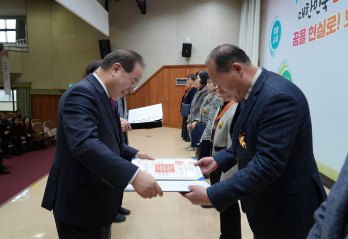 하윤수 부산광역시교육감(왼쪽)이 퇴직자들에게 정부포상을 전수하고 있다./사진=부산교육청
