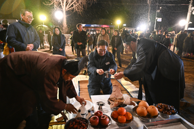 홰동화제 제례의식을 치르고 있는 전진선 군수. /사진제공=양평군