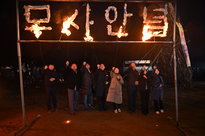 전진선 군수가 항금리 추진위원회 주민들과 함께 한해의 풍년을 기원하는 홰동화제 의식을 치르고 있다. /사진제공=양평군
