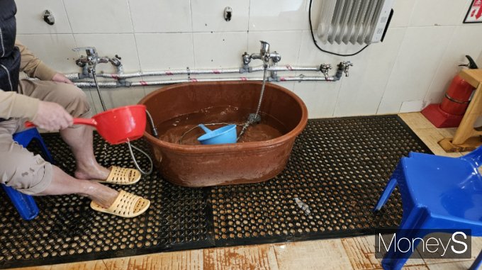 한의학에 따르면 맨발 걷기는 혈액 순환과 하체 근육 발달에 큰 도움이 되면서 당뇨 환자에게 최적화된 운동이다. 다만 자신의 신체와 발바닥 상태를 확인하는 것이 중요하다. 사진은 안산황톳길 임시세족장. /사진=문희인 기자