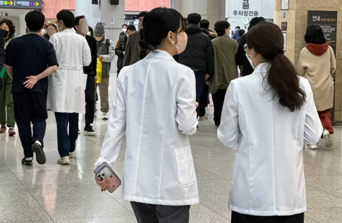 정부 의대정원 확대 정책에 반발하는 전공의 단체행동이 일주일째 이어지는 가운데 지난 26일 서울시내 한 대형 종합병원에서 의료진들이 이동하고 있다. /사진=뉴스1