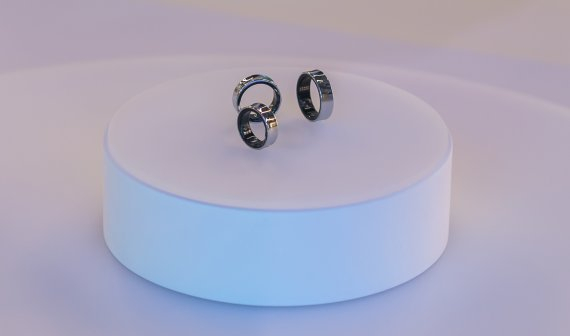 26일(현지시간) MWC 2024 삼성전자 갤럭시 전시부스에 진열된 '갤럭시 링' 실버 색상./사진= 삼성전자 제공 