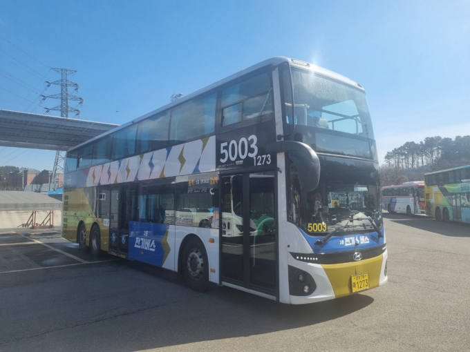 용인특례시는 서울로 출퇴근하는 시민들의 편의를 높이기 위해 올해 광역버스 3개 노선의 14대를 기존 2층 버스에서 신형 전기버스로 바꾼다. 용인에서 강남역 방면을 운행하는 5003번 2층 전기버스. / 사진제공=용인특례시