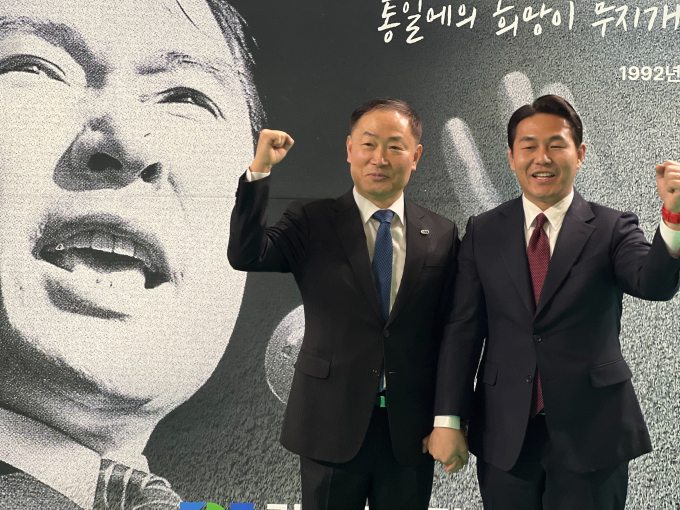 곽관용 국민의힘 후보(오른쪽)가 김대중재단 남양주지회 이원호 지회장과 함께 기념촬영을 하고 있다. /사진제공=곽관용 선거캠프