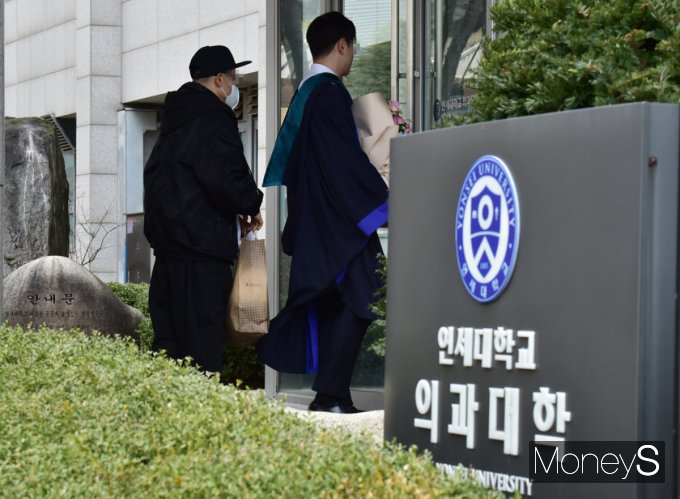 의대 증원에 반대하는 의과대학 학생들의 동맹휴학이 이어지면서 교육부와 강대강 대치 상황이 심화하고 있다. 의료대란 속 연세대 의과대학 학생들이 학위수여식을 진행하고 있다. /사진=임한별 기자