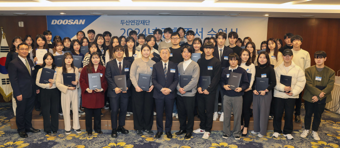2월26일 열린 ‘두산연강재단 2024년 장학증서 수여식’에서 박용현 이사장(앞줄 가운데)이 장학생들과 기념사진을 촬영하고 있다. / 사진=두산