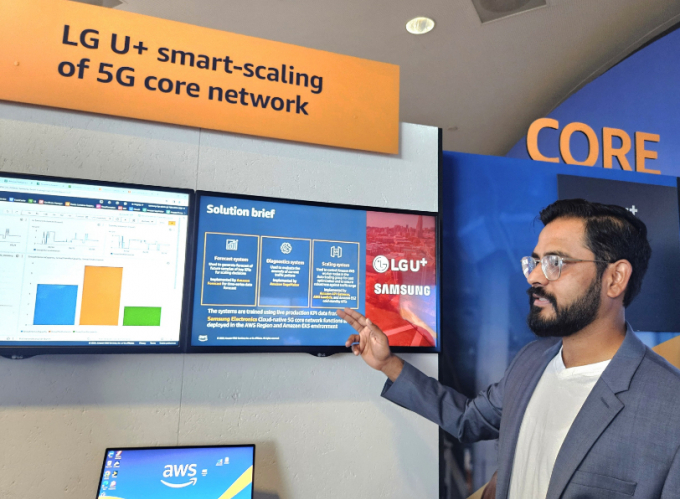사진은 AWS 엔지니어들이 MWC2024 AWS 전시관에서 자동화 기술을  소개하는 모습. /사진=LG유플러스