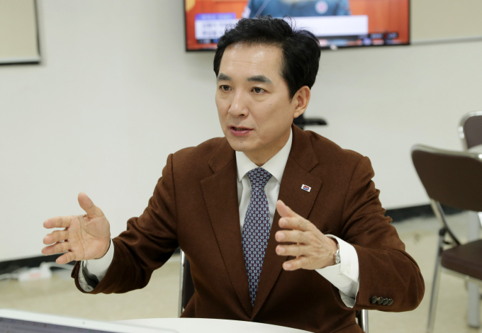 27일 박민식 전 국가보훈부 장관이 돌연 총선 불출마를 선언했다. 사진은 박 전 장관이 지난 19일 머니투데이와 진행한 인터뷰에서 대화를 나누는 모습. /사진=머니투데이