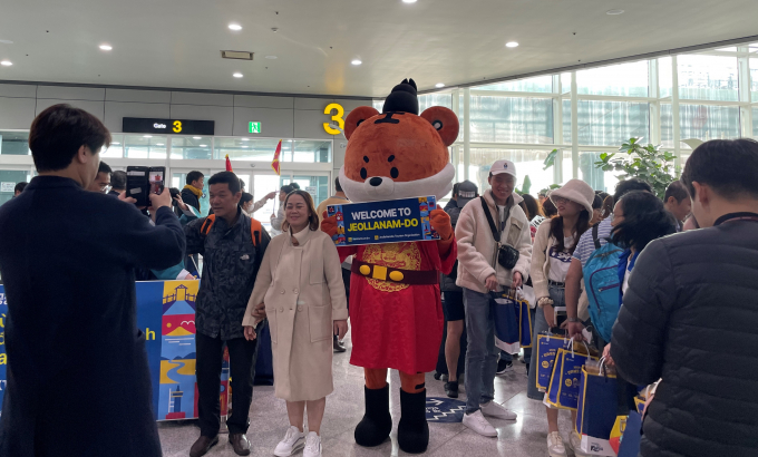                          무사증 입국 허가제도를 통해  베트남 관광객들이 무안국제공항에 입국하고 있다./전남도