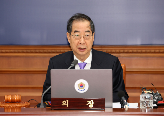 27일 국무회의에서 한덕수 국무총리가 "오는 29일까지 전공의분들이 병원으로 돌아와 주신다면 아무런 책임도 묻지 않을 것"이라고 말했다. 사진은 한 총리가 27일 서울 종로구 정부서울청사에서 열린 국무회의에 참석해 발언하는 모습. /사진=뉴시스