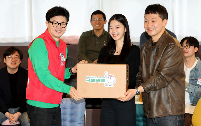 27일 한동훈 국민의힘 비상대책위원장이 더불어민주당의 공천 논란을 비판했다. 사진은 한 위원장(왼쪽)이 27일 서울 성동구 한 북카페에서 기후 미래 스타트업 창업자들에게 '기후 미래 택배'를 전달하는 모습. /사진=뉴스1(공동취재) 