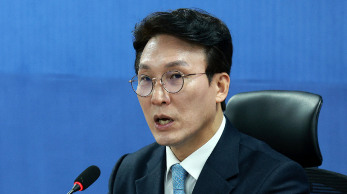 김민석 더불어민주당 의원이 자신이 '거액의 불법 정치자금 범죄'를 저질렀다는 한동훈 국민의힘 비상대책위원장의 발언에 법적 조치로 대응하겠다고 경고했다. 사진은 김민석 더불어민주당 상황실장이 25일 오전 서울 여의도 국회 의원회관에서 열린 기자간담회에 참석한 모습. /사진=뉴시스