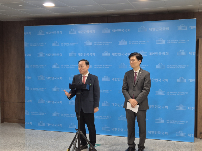  김윤식 전 시흥시장이 27일 국회 소통관에서 기자회견을 열어 더불어민주당 탈당을 전격 발표했다. / 사진제공=김윤식 전 시흥시장